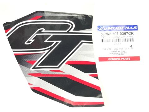 MODENAS GT135 DIŞ DİZLİK GT ETİKETİ KIRMIZI SOL ORJİNAL